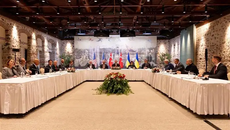 Barış Masasında Kritik Gün: Üçlü Toplantı Başladı, Umutlar Yeniden Yeşeriyor