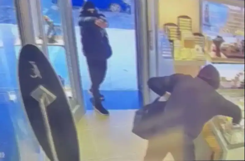 Ümraniye'de Maskeli Soygun Girişimi: Güvenlik Kameraları Her Şeyi Kayıt Etti
