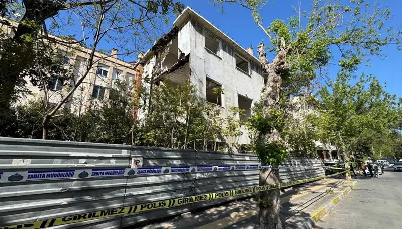 Bakırköy'de Deprem Korkusu: Metruk Bina Kısmen Çöktü