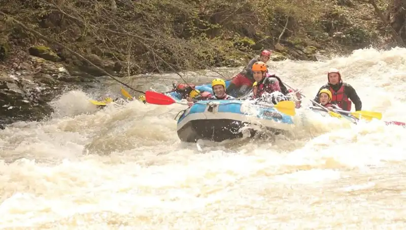 Rafting Cenneti: Debi Artışıyla Macera Tutkunları Mavi Sulara Koşuyor