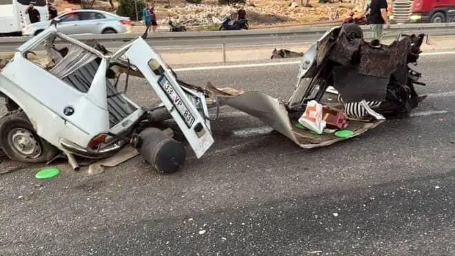Bariyere Çarpan Araç Kaza Yaptı: Bir Ölü, Bir Yaralı