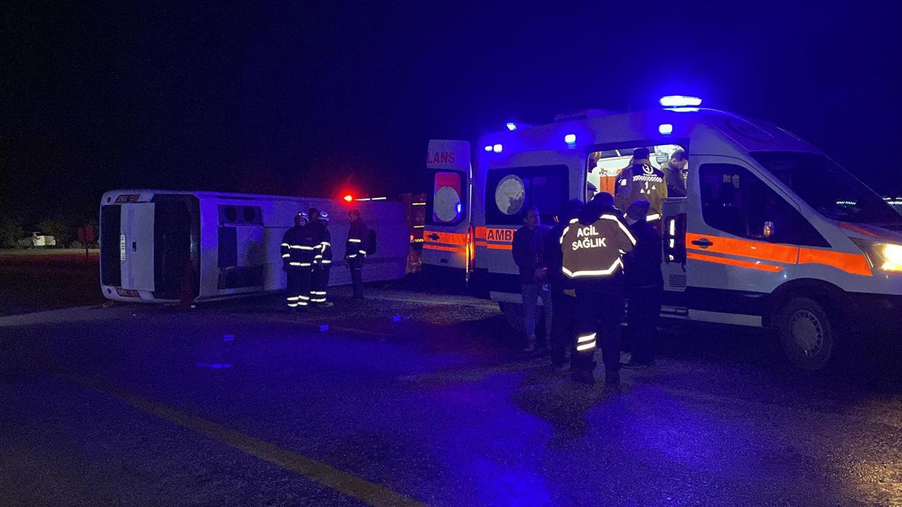 Cenazeye gitmekte olan midibüs devrildi!