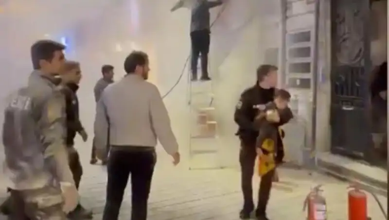 Beyoğlu'nda Büfede Çocuk Yangında Mahsur Kaldı, Ekipler Kurtardı!