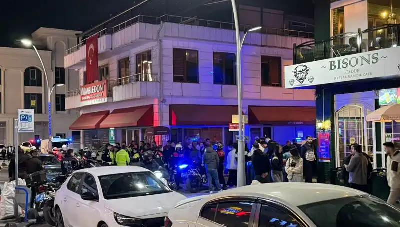 Kafenin Önünde Havaya Ateş Açan Genç, Engellemeye Çalışan Sahibine Bıçakla Saldırdı!