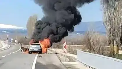 Kütahya’da Otomobil Yangını: Seyir Halindeki Araçta Patlayan Alevler