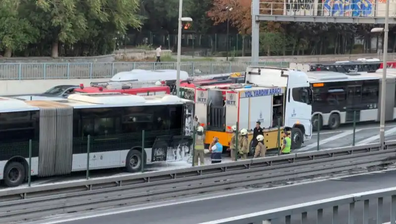 İstanbul Metrobüsü Alev Alev! Trafikte Fırtına Gibi Bir Karmaşa Yaşanıyor
