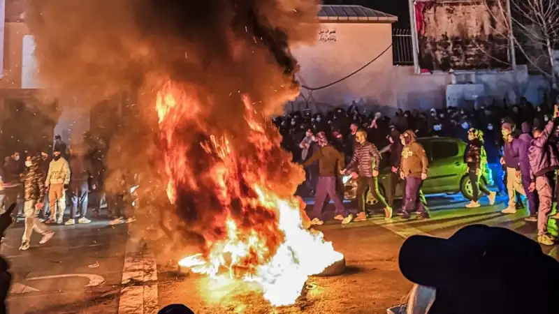 İran Protestolarında Can Kaybı 2000'i Geçti: Gözler Sokaklarda