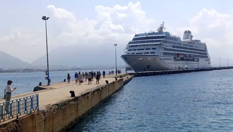 ABD'li Turistler Alanya'yı Keşfetmek İçin Kruvaziyerle Geldi