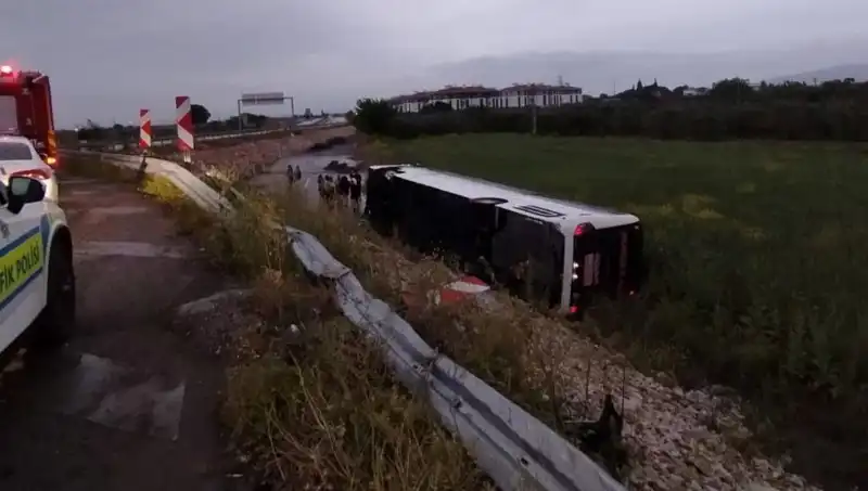 Manisa'da Feci Otobüs Kazası: Çok Sayıda Yaralıyla Hayat Duran Anlar