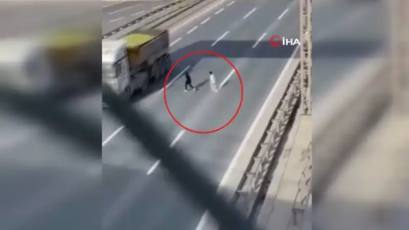 Tehlikeli Yolculuk: Seyir Halindeki Aracın Kamerasına Yansıyanlar