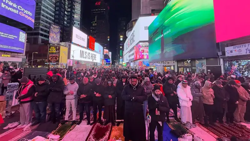 New York Times Meydanı’nda İlk Defa Teravih Namazı Kılındı: Kültürel Bir Buluşma
