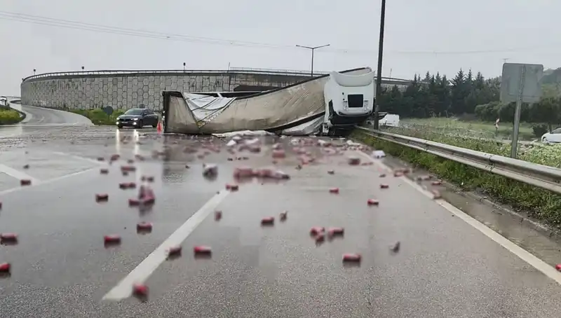 TIR Devrildi: İçkilerin Yola Saçılması Şehirde Şok Etkisi Yarattı