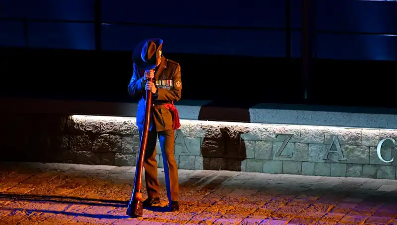 Anzak Koyu'nda Duygu Dolu Bir Şafak Ayini Gerçekleşti