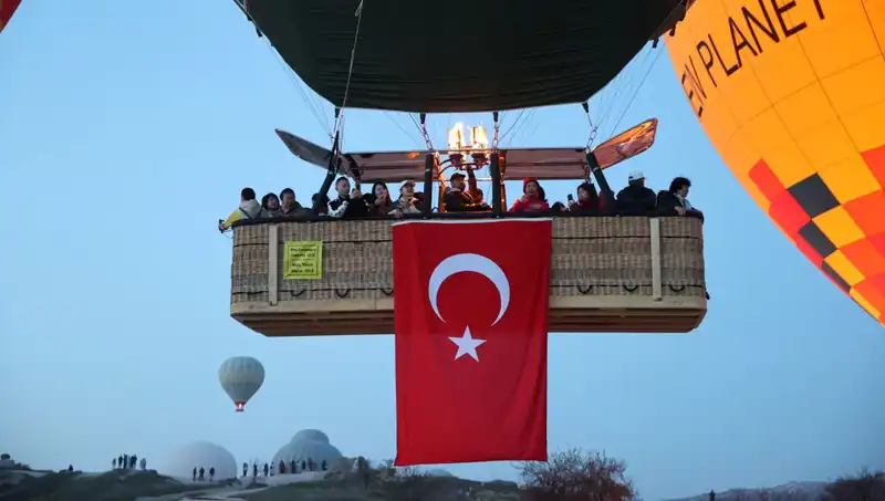 Kapadokya'da 23 Nisan Coşkusu: Balonlar Türk Bayraklarıyla Gökyüzünde Dans Etti