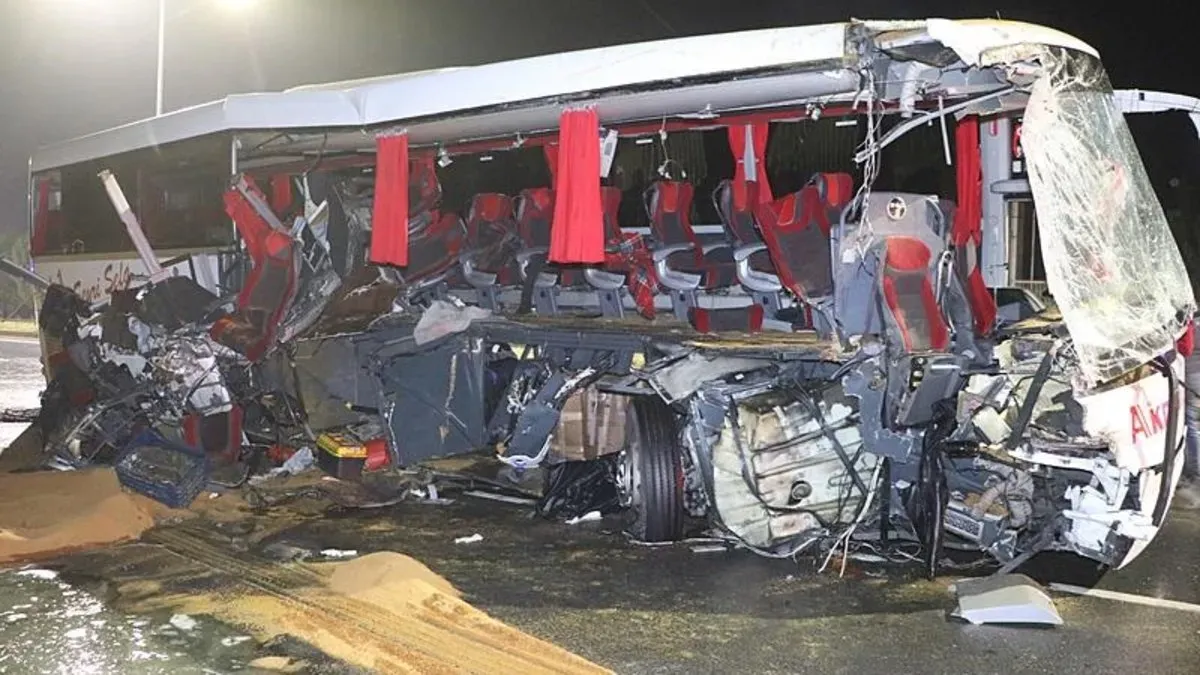 Denizli’de Yolcu Otobüsü TIR’a Çarptı: Can Kaybı ve Yaralılar Var