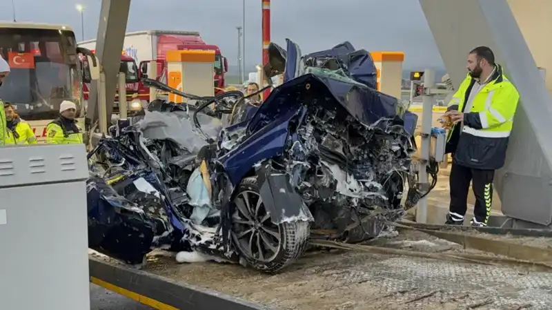 Silivri'de Otomobil Kazası: Gişe ile Otobüs Arasında Felaket!