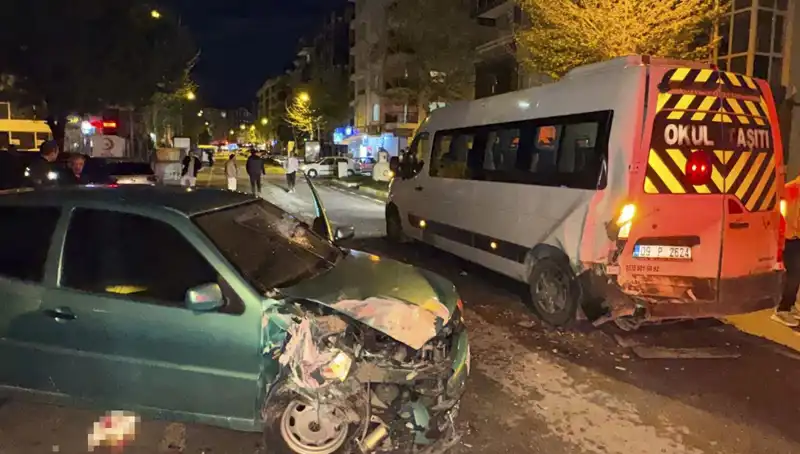 Otomobil Servis Minibüsüne Çarpınca Altı Kişi Yaralandı