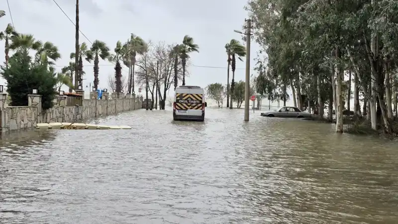 Göl Taşınca İlçe Sular Altında Kaldı: Arabalar ve İş Yerleri Suya Gömüldü