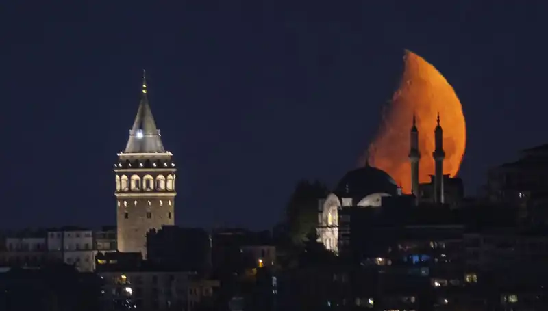 İstanbul'un Gecesinde Yarım Ay Büyüsü ve Anlamı