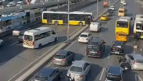 İETT Otobüsü Trafiği Kilitledi: İki Araçla Kaza Yapan Otobüsün Ardındaki Sır Ne?
