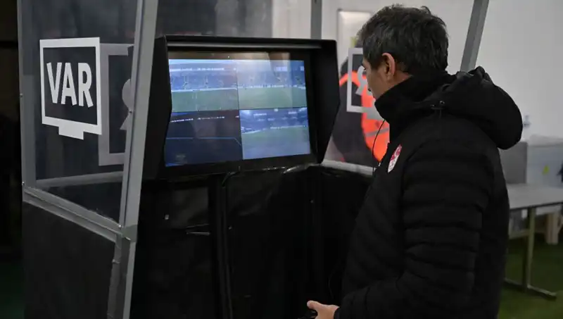 Beşiktaş-Gaziantep FK Maçında Alman VAR Hakemi: Futbolun Geleceği Mi?