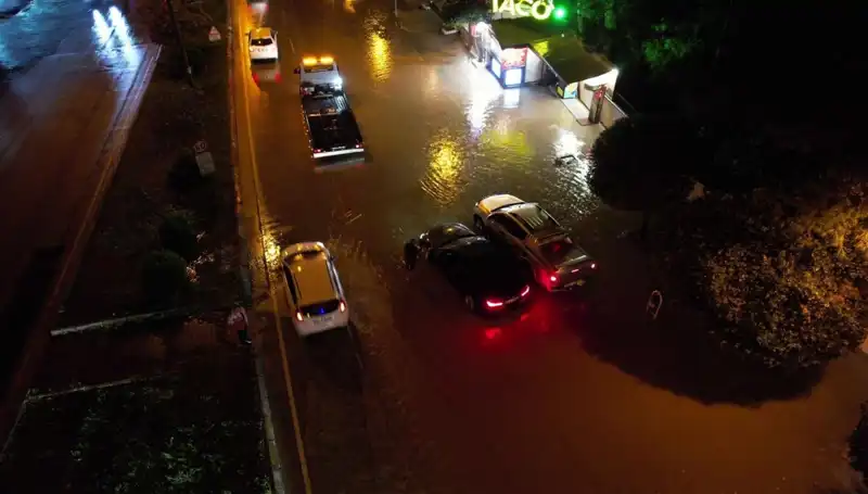 Adana'da Sağanak Yağış Hayatı Olumsuz Etkiledi: Cadde ve Yollar Sular Altında!