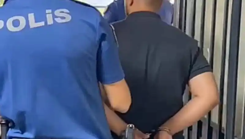 İzmir'de Polise Saldıran Şahsın Yargılanması Başladı: Olayın Ayrıntıları