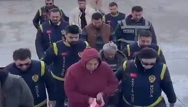 7 Yıl Sonra Ortaya Çıkan Korkunç Gerçek: Bir Bebek, Bir Çikolata Poşeti ve Kayıp Zaman