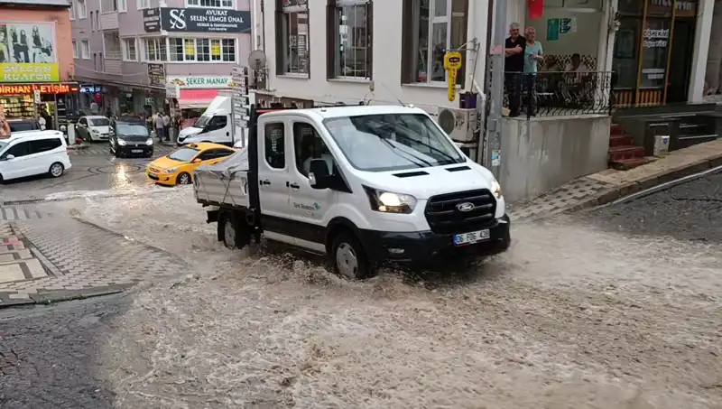 10 Dakikalık Sağanak, Şehirde Aniden Su Baskınlarına Yol Açtı
