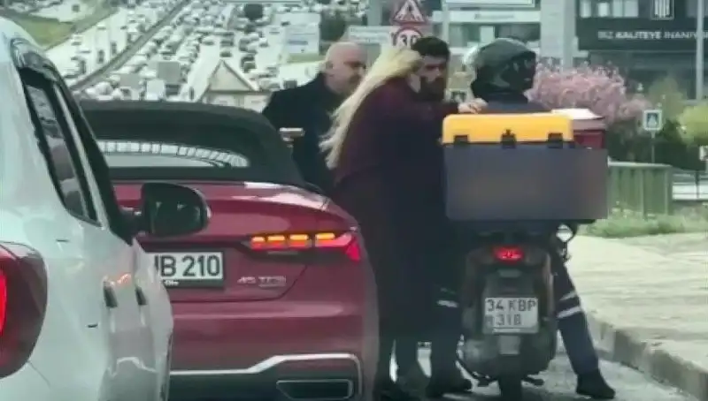D-100 Karayolu'nda Silahlı Tartışma: Motokurye ve Sürücü Arasındaki Gerilim