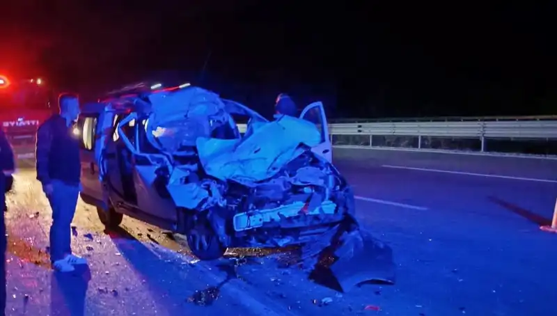 Otoyolda Feci Kaza: TIR’a Çarpan Araç Hurdaya Döndü, Can Pazarı Yaşandı