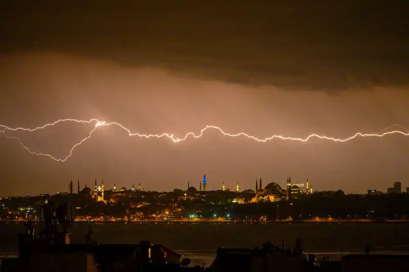 İstanbul’da Sıcaklık Şoku! 22 Derece Birden Düşebilir!