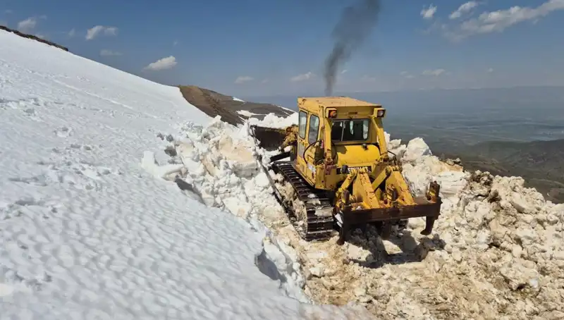 Nisan Ayında Yaşanan 2 Metrelik Kar: Yol Açma Çalışmalarında Zorluklar