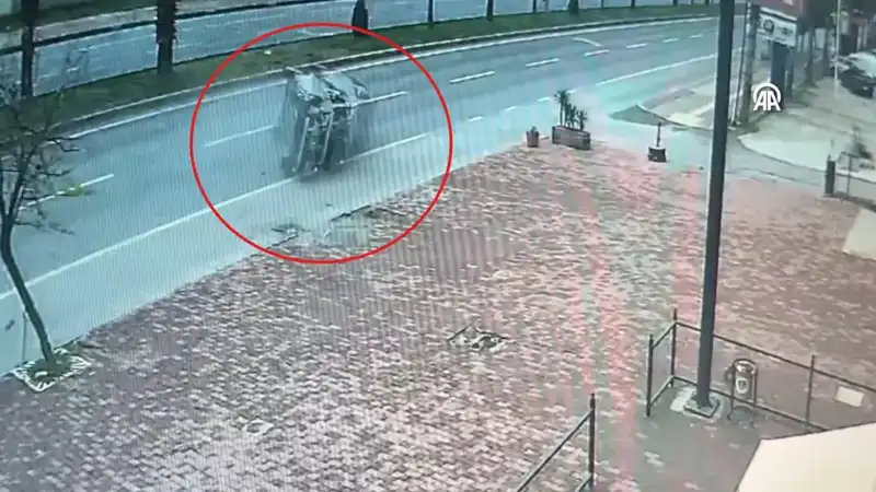 Güvenlik Kamerası Kayıtlarına Yansıyan Korkunç Kaza Detayları