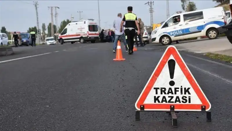 Antalya'da Otomobil Kanalda Devrildi: Yaralılar Hastanede Tedavi Altına Alındı