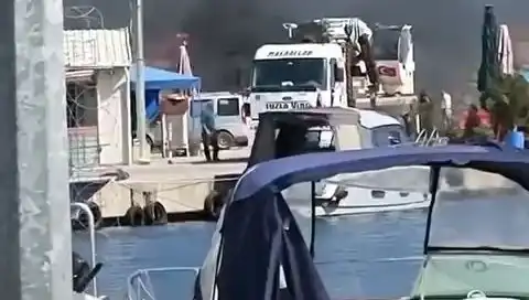 Tuzla'daki Balıkçı Barınağında Şaşırtan Lastik Yangını: Ekipler Hızla Olay Yerinde!