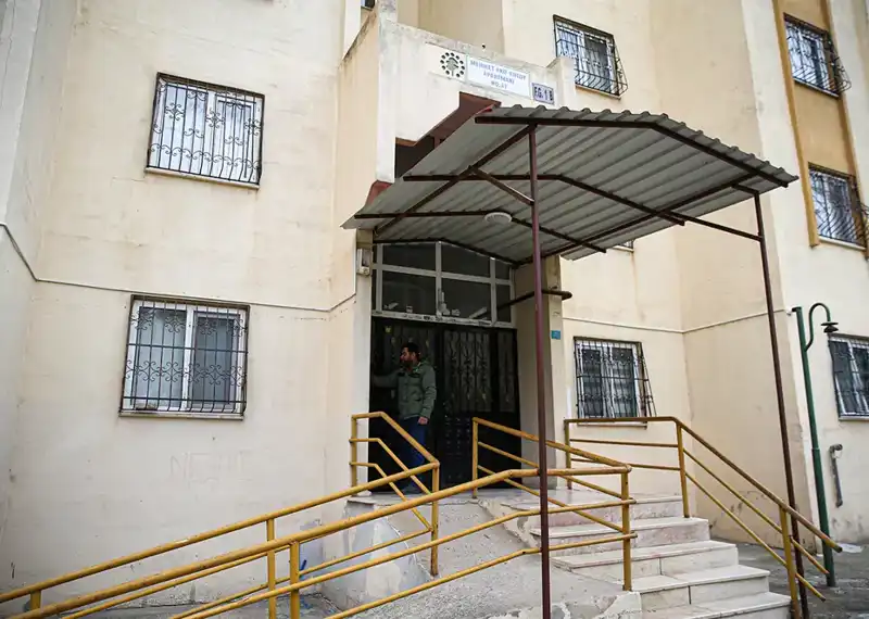 Asansörde Özgürlük Arayan Hırsızlar: Çatıdaki Güvenlikleri Nasıl Çaldılar?