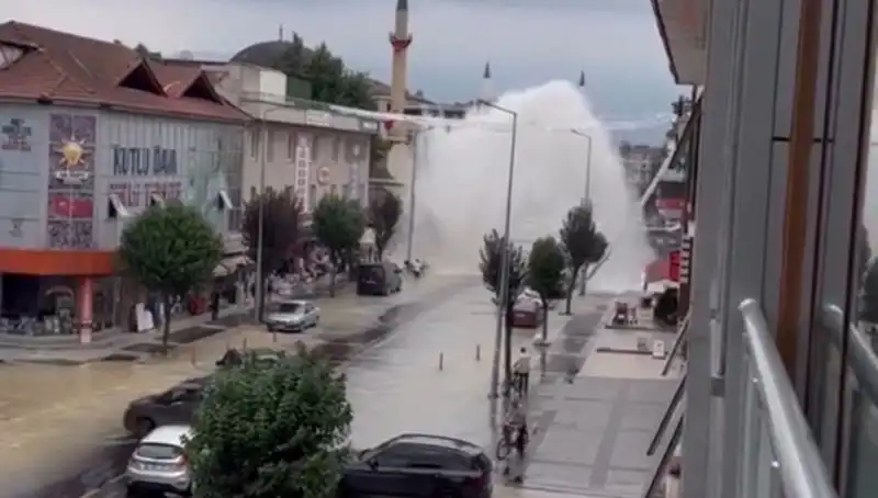 İçme Suyu Hattında Patlama: Kentte Heyecan Verici Anlar Yaşandı