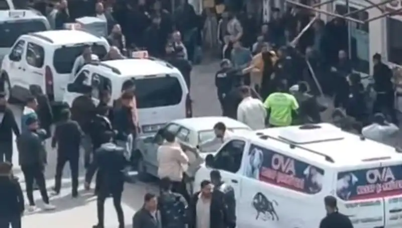 Erciş’te Taşlı Sopalı Kavga: Gözaltına Alınanların Peşine Düşüldü
