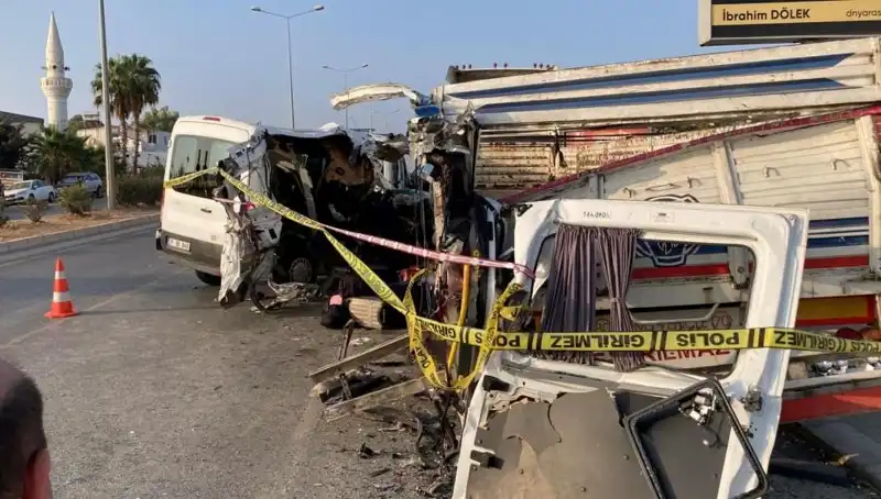 Mersin'de Tatil Rotasında Feci Kaza: İki Can Gitti, Onlarca Yaralı!