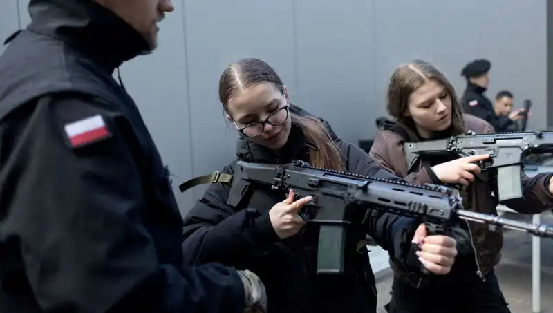 Polonya: Siviller için Zorunlu Askeri Eğitim Süreci Başlıyor
