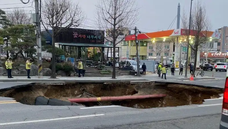 Güney Kore'de Dehşet: Dev Çukur Motosikleti Yuttu, Hayatları Karardı