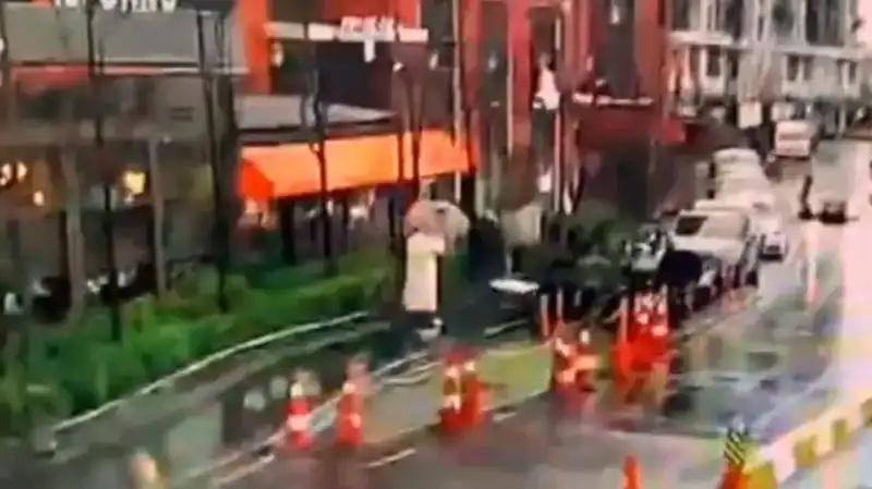 İstanbul'da Fırtınada Devrilen Tabelanın Altında Kalan Kişi Hayatını Kaybetti