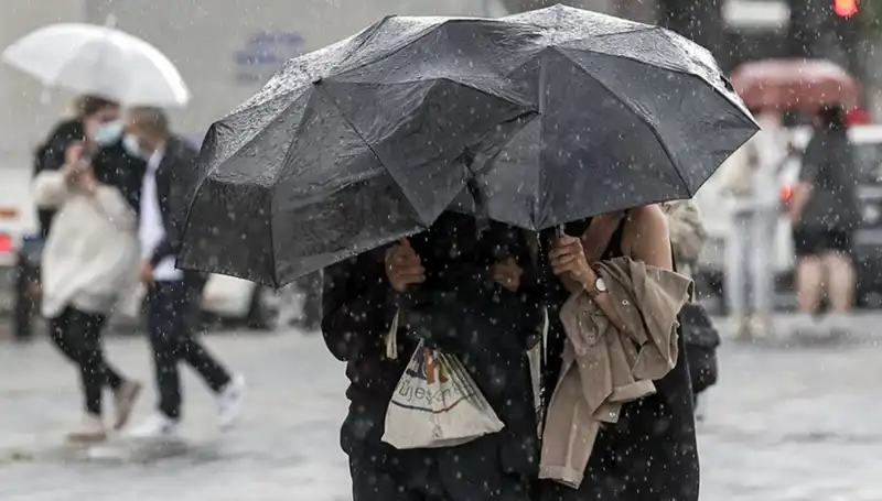 İstanbullular İçin Kış Soğuğu Geri Dönüyor: Uzun Süreli Sağanak Yağışlar Bekleniyor