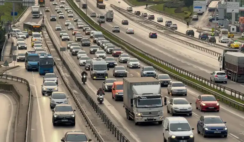 İstanbul’da Sabah Trafiğinde Anadolu Yakası’nda Gözlemlenen Zorlu Geçişler