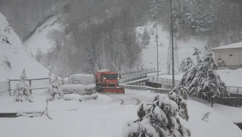 Bolu Dağı’nda Beklenmedik Kar Yağışı: Kışın Gelişiyle Yüzler Gülüyor