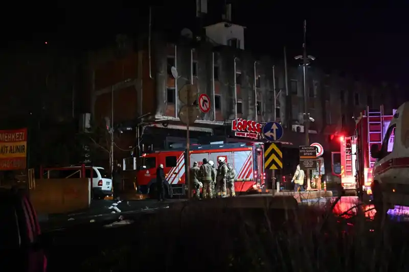 Maslak'ta akşam saatlerinde çıkan yangın paniği, beş aracı kül etti!