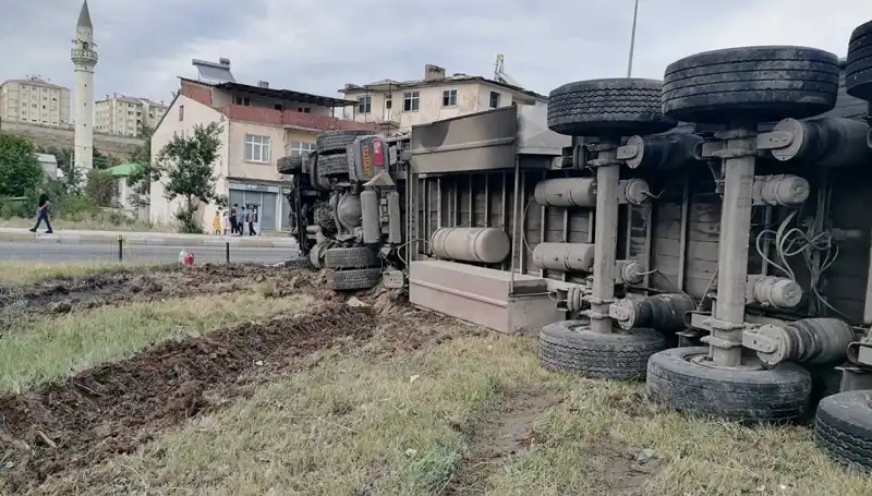 Erzurum’da Freni Boşalan TIR Feci Bir Kazaya Neden Oldu