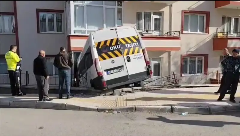 Okul Servisi Faciaya Neden Oldu: Balkon Çöktü, İki Öğrenci Yaralandı