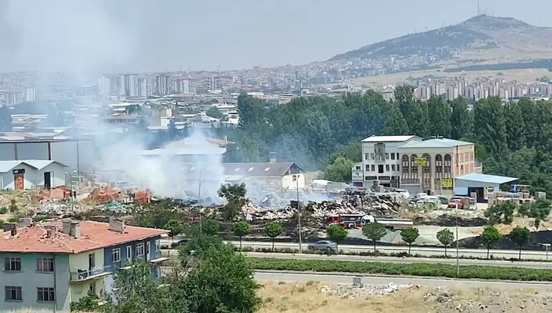 Otluk Alanda Başlayan Yangın, Depoyu Alev Alev Sardı: Zarar Elde Edilen Malzeme Büyük!
